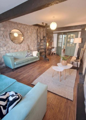 Historic 17th-Century Cottage with Hot Tub in Charming Heysham